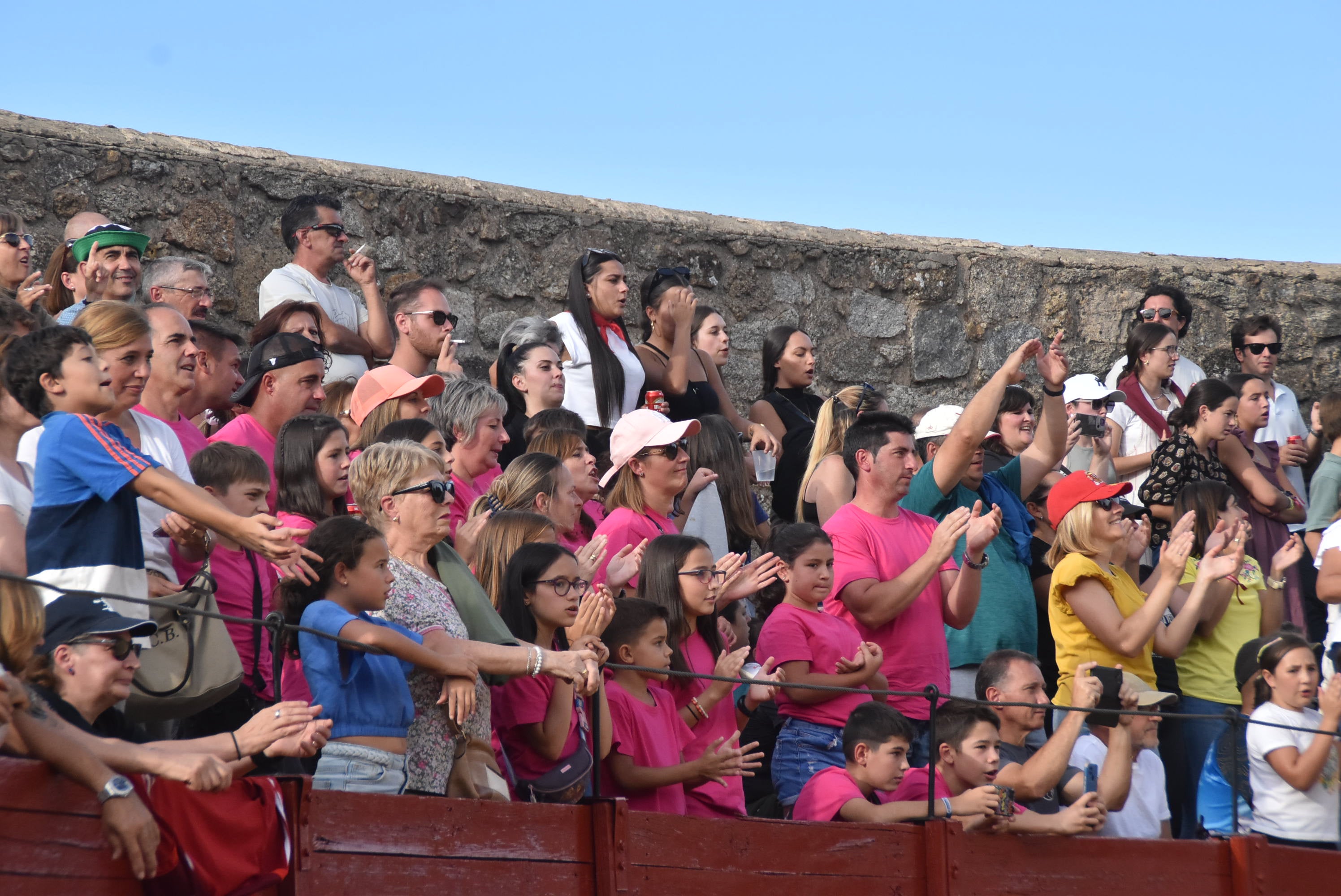 La plaza de toros se queda pequeña en la celebración del Humor Amarillo