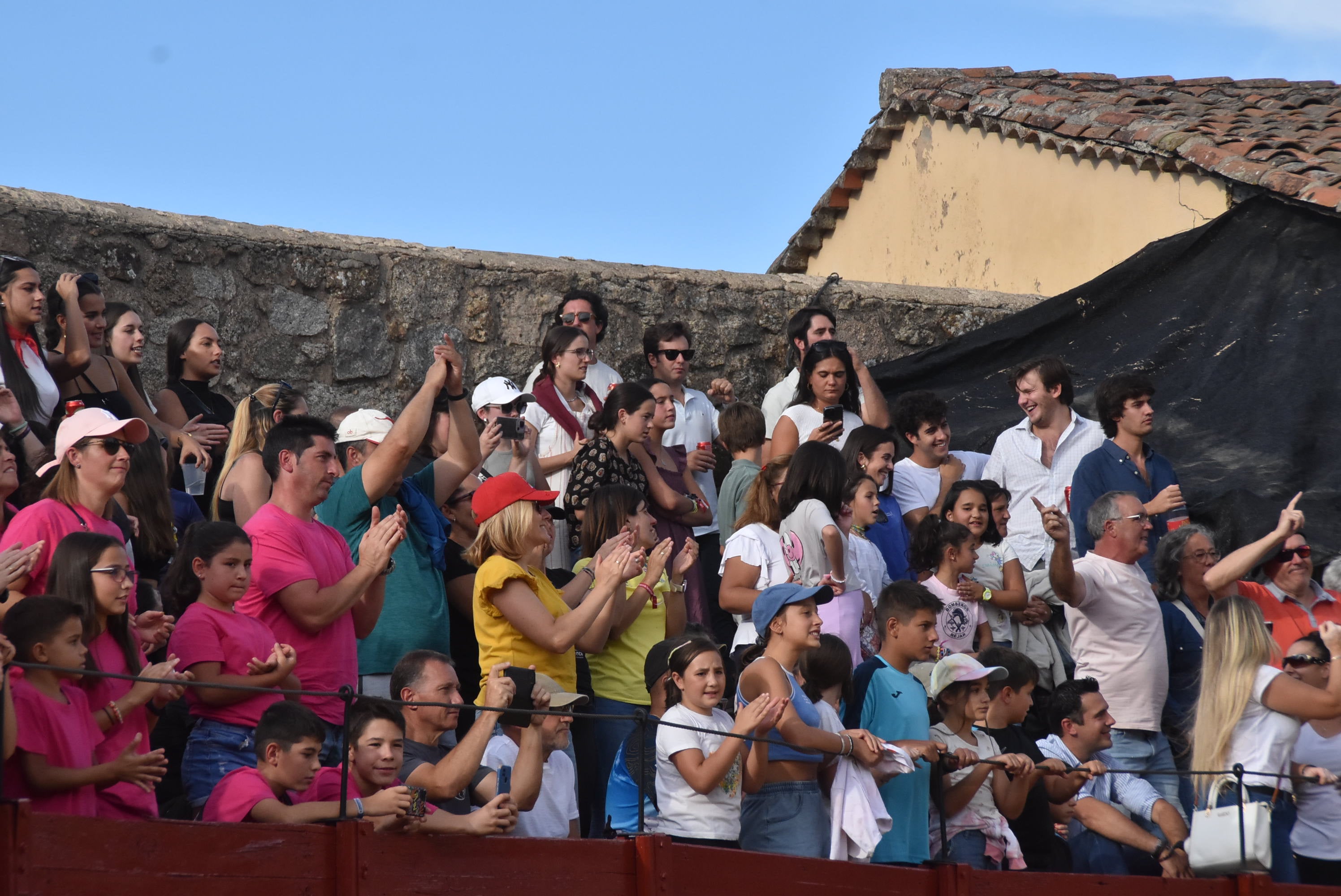 La plaza de toros se queda pequeña en la celebración del Humor Amarillo