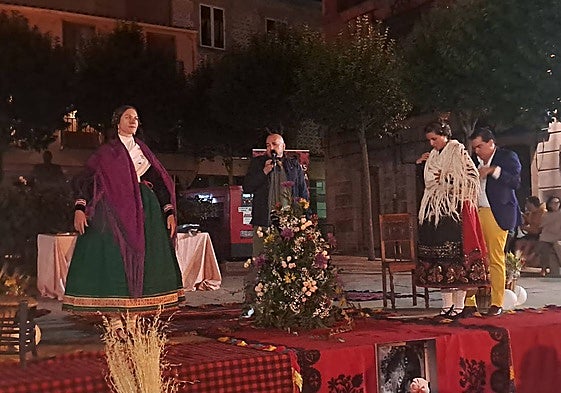 Vestido de serrana y de señorita de Piedrahita con las explicaciones de Javier Blázquez Reviriego