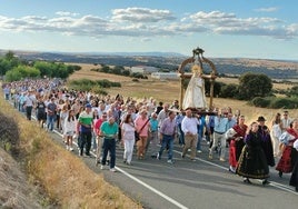 Cientos de personas acompañaron a la Virgen del Carrascal en la subida a la iglesia