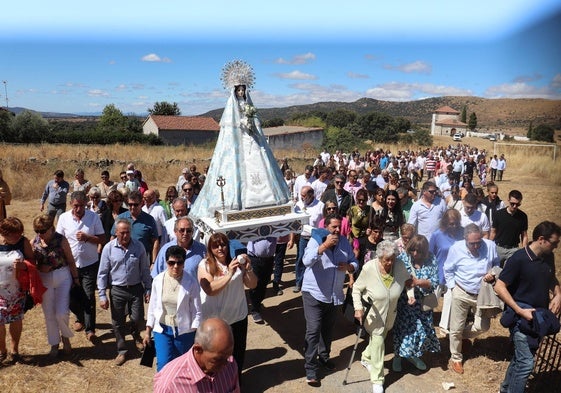 Los fieles acompañaron este sábado a la Virgen de Gracia Carrero desde su ermita a la iglesia