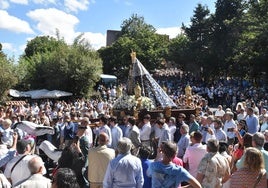 Imagen de la Virgen del Castañar en la plaza central del paraje que lleva su nombre en Béjar