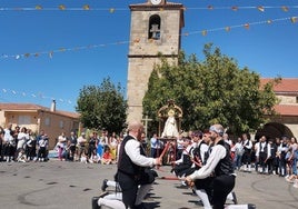 Los danzadores realizan uno de los paleos de Cespedosa ante la imagen de la Virgen del Carrascal