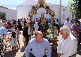 La imagen de la Virgen de la Antigua accede al interior del templo tras la celebración de la procesión