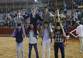 Los tres toreros, junto al ganadero a hombros.