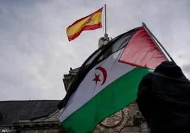 Bandera española y bandera saharaui.