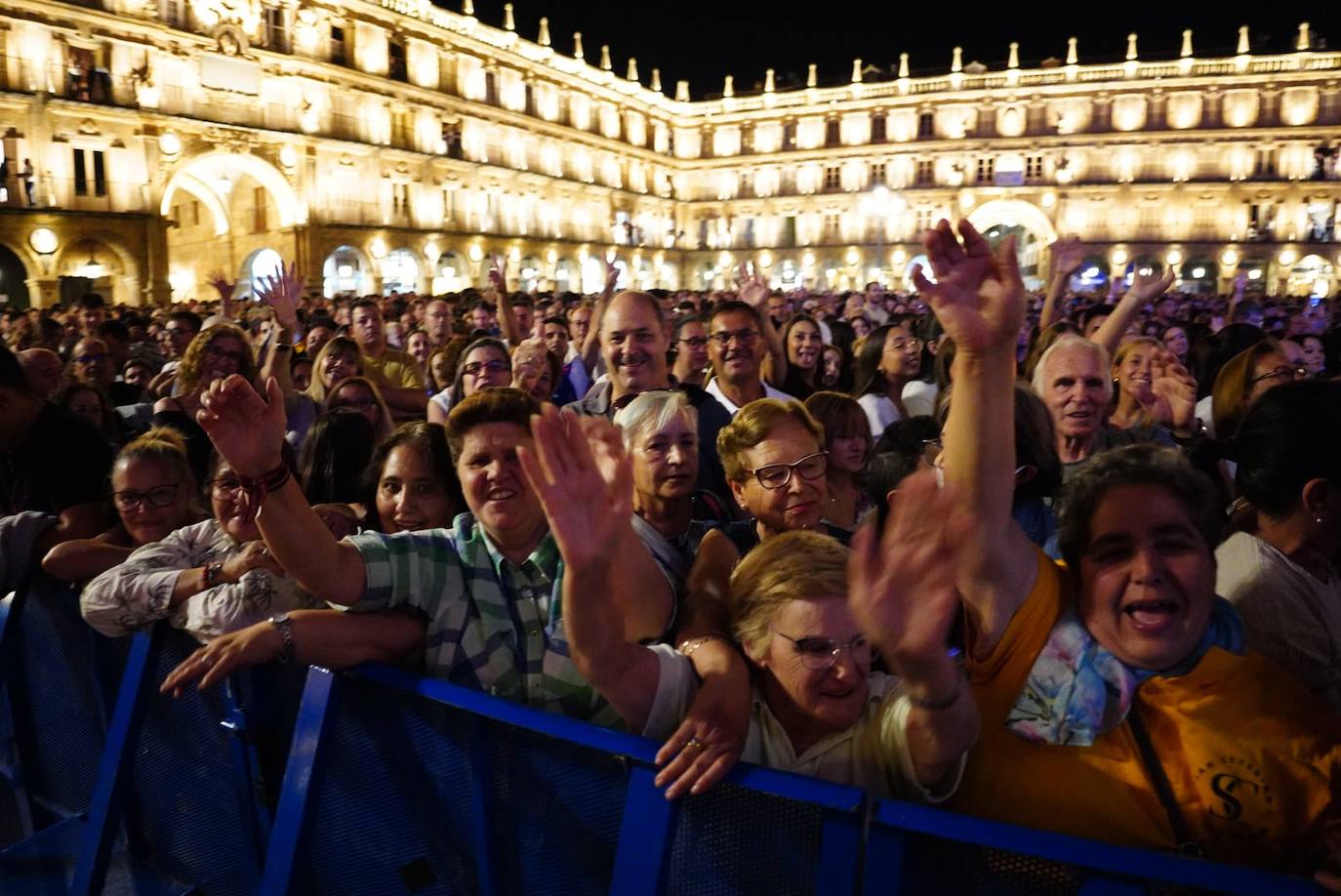 A Camela le salen fans hasta debajo de las piedras y llena la Plaza Mayor