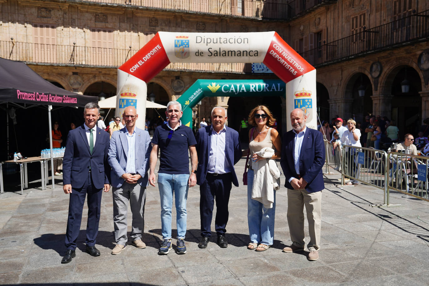La 52ª Vuelta Ciclista a Salamanca causa sensación a su llegada a la Plaza Mayor