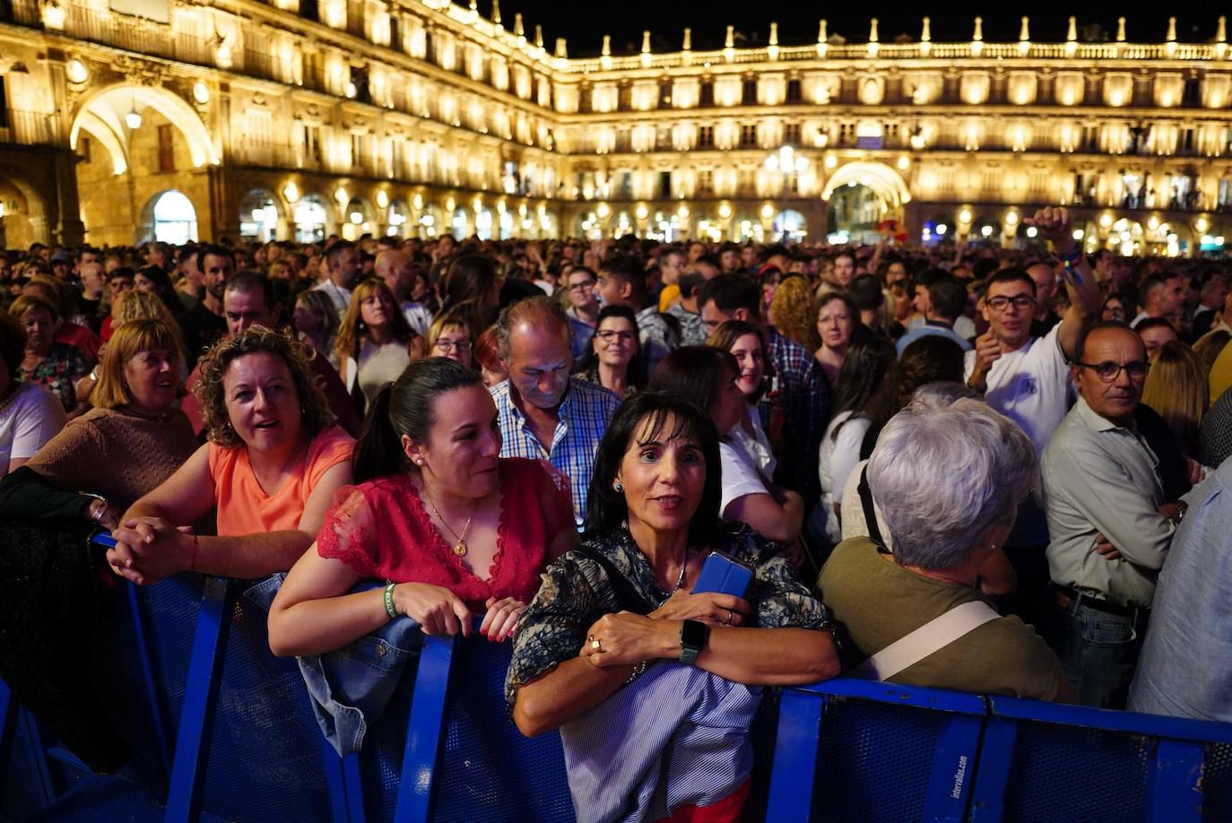 A Camela le salen fans hasta debajo de las piedras y llena la Plaza Mayor