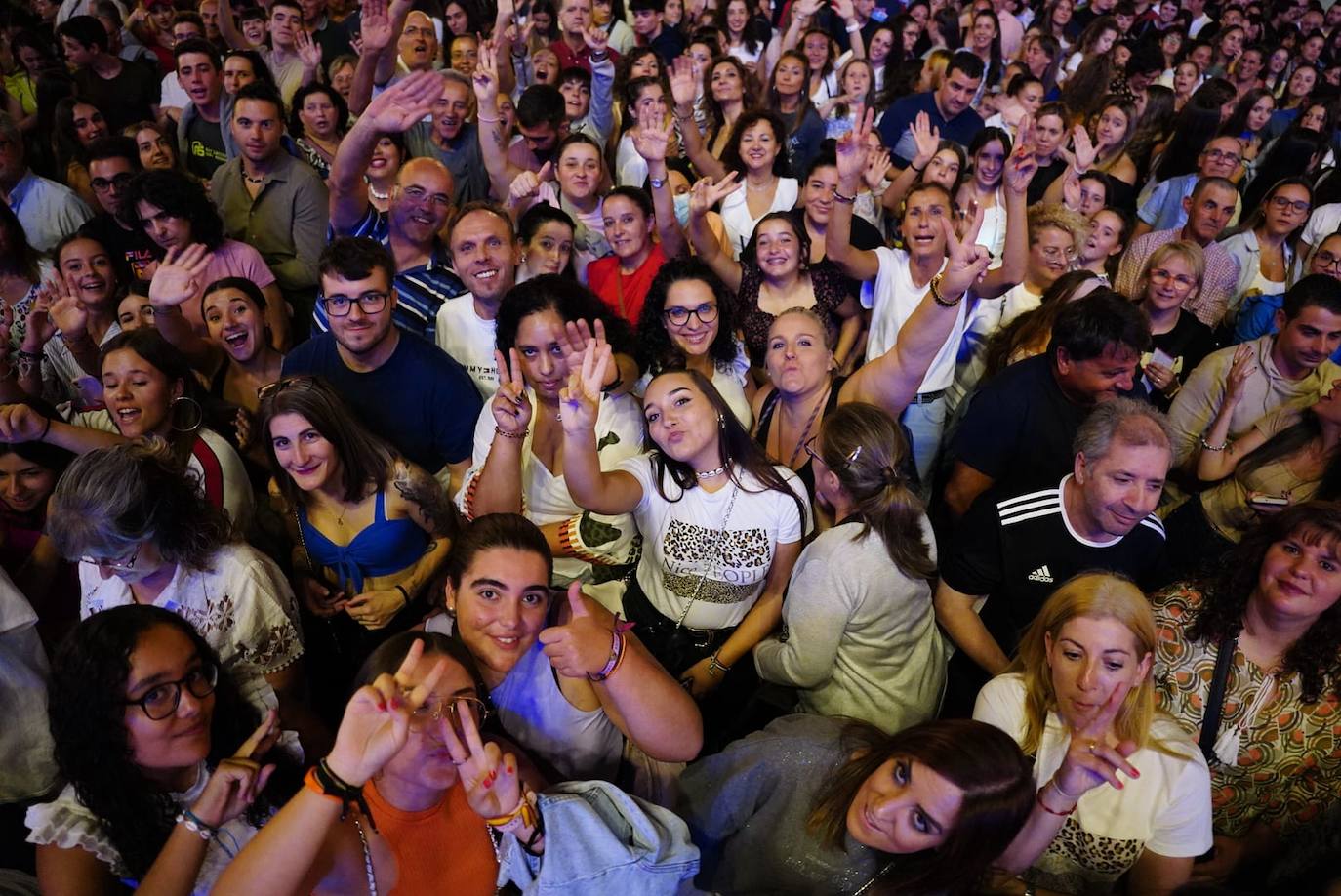 A Camela le salen fans hasta debajo de las piedras y llena la Plaza Mayor