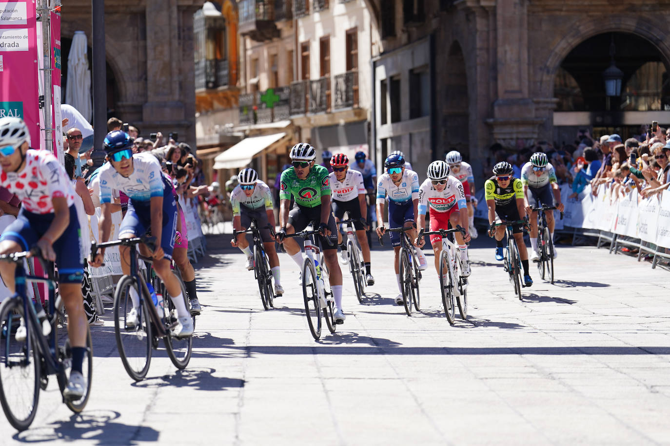 La 52ª Vuelta Ciclista a Salamanca causa sensación a su llegada a la Plaza Mayor