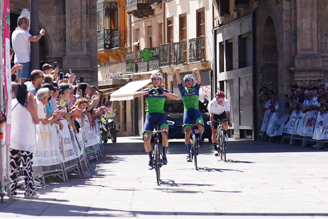 La 52ª Vuelta Ciclista a Salamanca causa sensación a su llegada a la Plaza Mayor