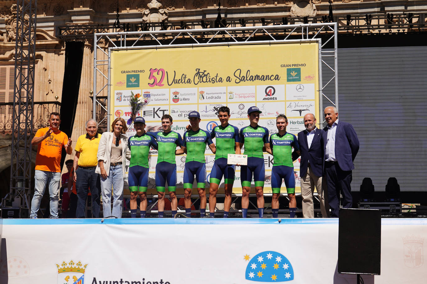La 52ª Vuelta Ciclista a Salamanca causa sensación a su llegada a la Plaza Mayor
