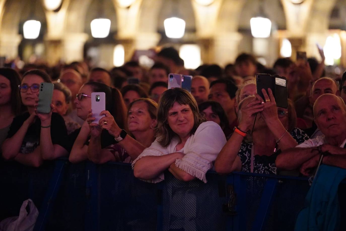 A Camela le salen fans hasta debajo de las piedras y llena la Plaza Mayor