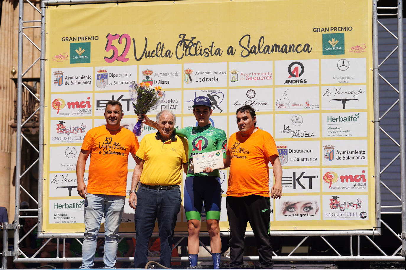 La 52ª Vuelta Ciclista a Salamanca causa sensación a su llegada a la Plaza Mayor
