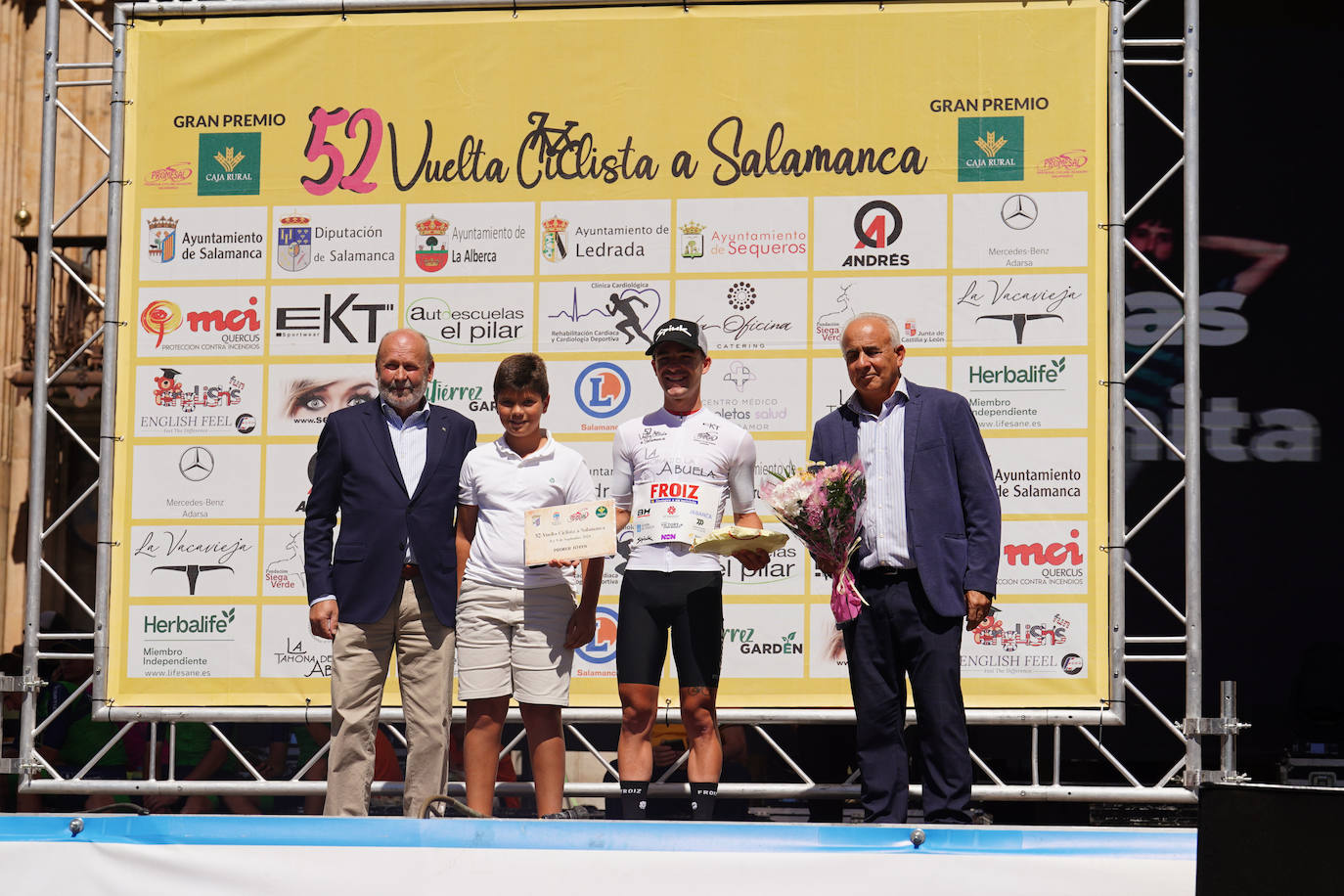 La 52ª Vuelta Ciclista a Salamanca causa sensación a su llegada a la Plaza Mayor