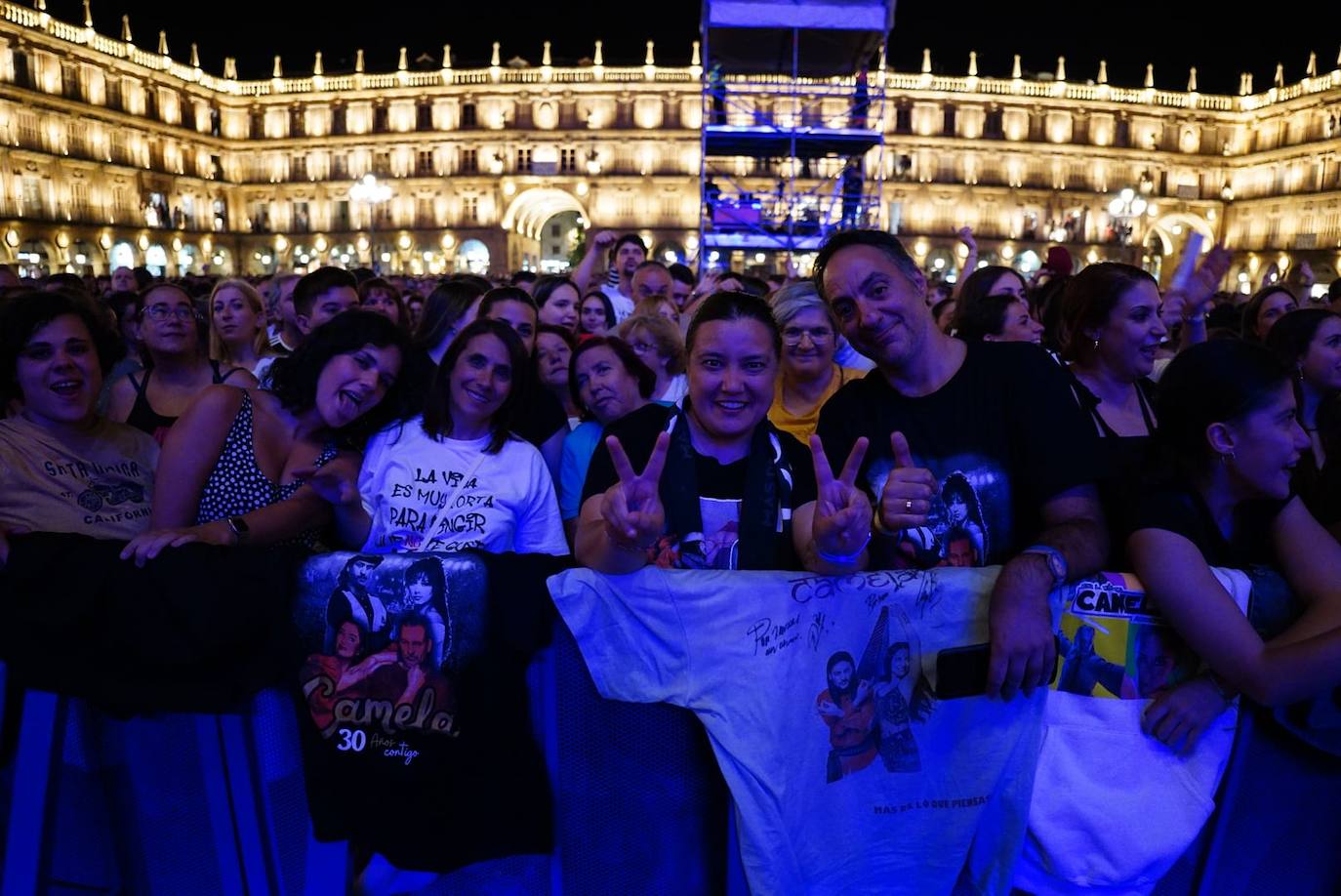 A Camela le salen fans hasta debajo de las piedras y llena la Plaza Mayor