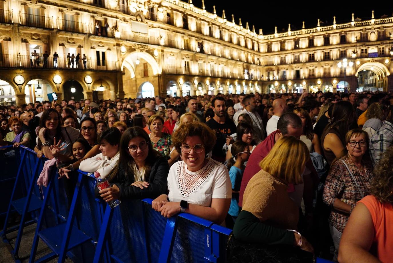 A Camela le salen fans hasta debajo de las piedras y llena la Plaza Mayor