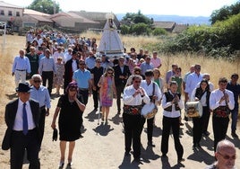 Los fieles acompañaron a la Virgen de Gracia Carrero en su regreso a la ermita