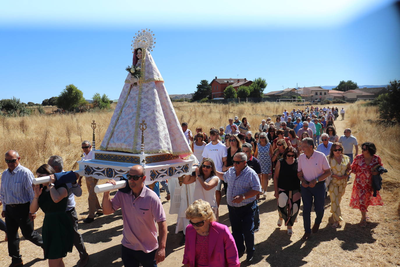Gallegos de Solmirón entona el &quot;Adiós&quot; a la Virgen de Gracia Carrero