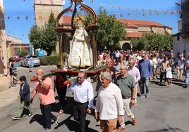 Imagen de la Virgen del Carrascal en su salida en procesión este lunes