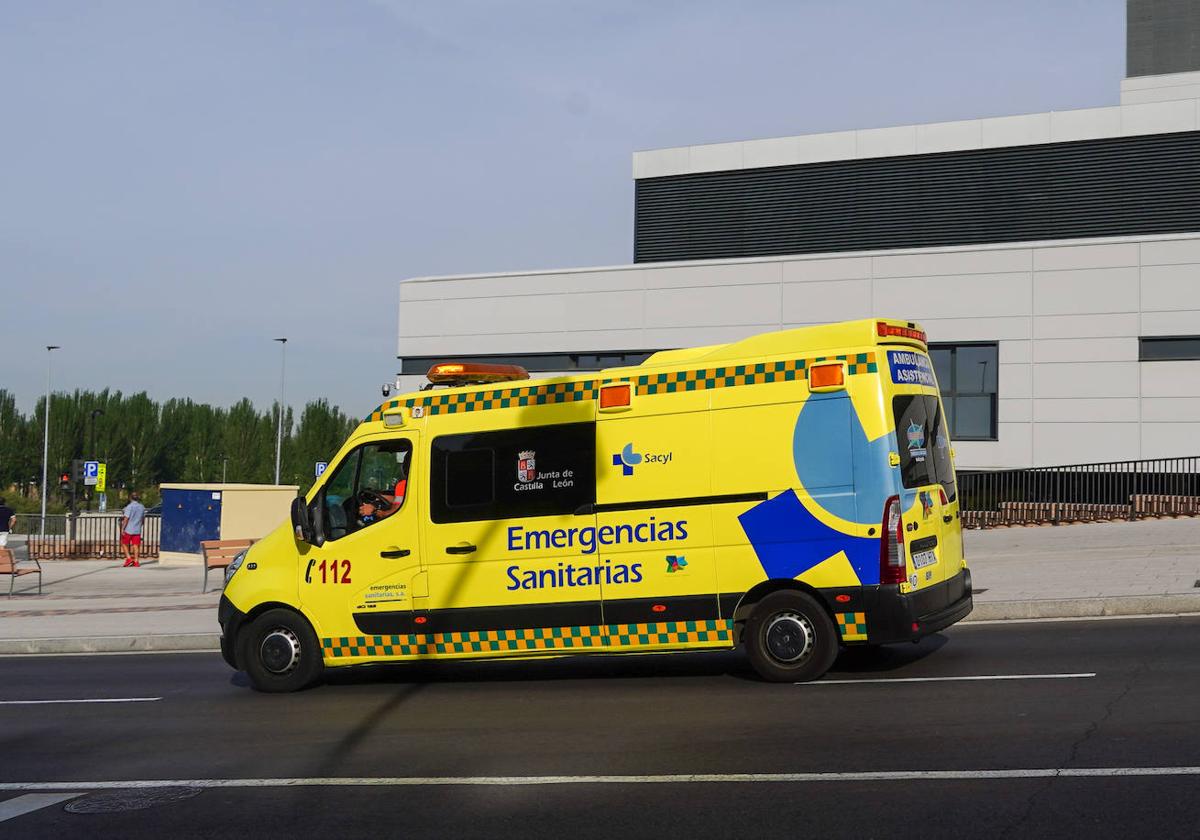 Una ambulancia llega al Complejo Asistencial de Salamanca.