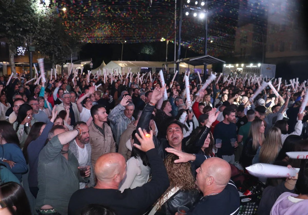 Imagen de una de las verbenas con lleno de público en La Corredera.