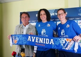 Jorge Recio, Cierra Burdick y Anna Montañana posan durante la presentación oficial de la americana.