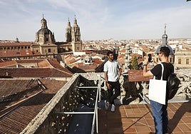 Dos turistas, en las torres de la Catedral.