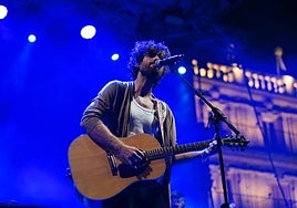 Tu Otra Bonita mueve la Plaza Mayor a ritmo de ‘rumba psicodélica’ e ‘indie mestizo’