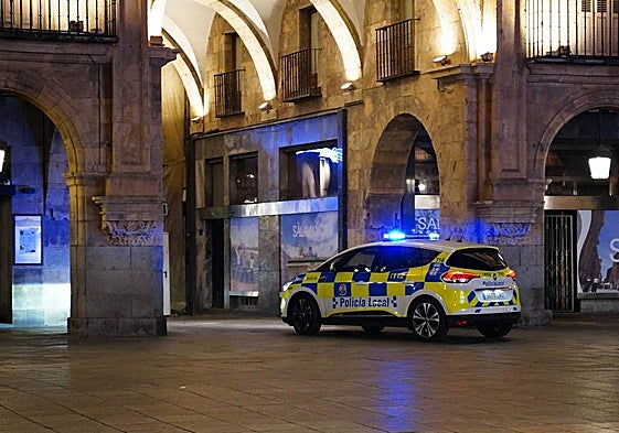 Un coche de la Policía Local de Salamanca patrulla por la Plaza Mayor de madrugada.