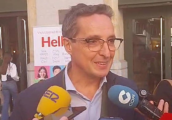 Corchado, ante el Teatro Liceo.