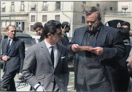 Andrés Vázquez junto al director de cine Orson Welles, en la puerta del Gran Hotel de Salamanca.