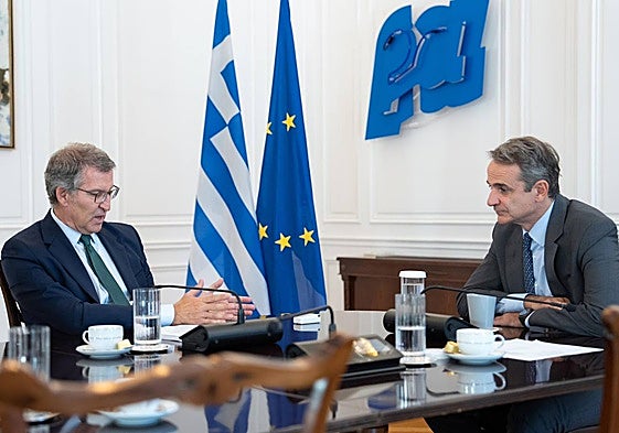 El líder del PP, Alberto Núñez Feijóo, se reúne en Atenas con el primer ministro de Grecia y el presidente de Nueva Democracia, Kyriákos Mitsotakis.