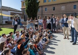 Alfonso Fernández Mañueco con un grupo de alumnos de Fontiveros.