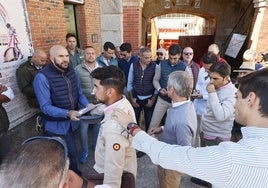 Un momento del sorteo con Jesús de la Calzada en primer término, a la derecha