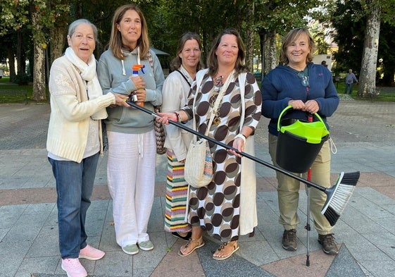 Imagen de las voluntarias dispuestas a limpiar las calles en una iniciativa que se ha reducido a una concentración pacífica.