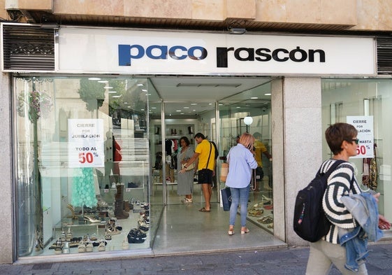 La zapatería Paco Rascón anuncia su cierre por jubilación.