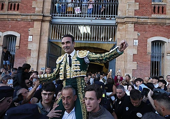 Enrique Ponce saliendo por la puerta grande.