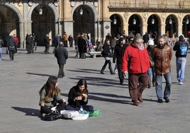 Salmantinos y turistas, en la Plaza Mayor de Salamanca.