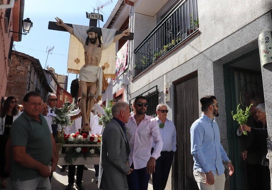 La señora Jovita ofrece un ramo de albahaca al Cristo de la Salud para recibir su bendición