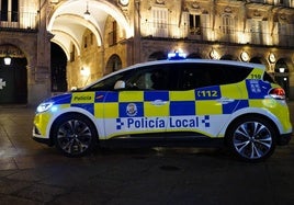 Un coche de la Policía Local patrulla por la Plaza Mayor de Salamanca.