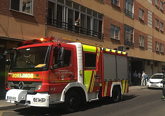 Bomberos de Salamanca en otra intervención en el barrio del Rollo.