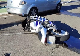 Moto caída tras un accidente.