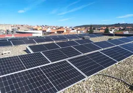 Placas solares en un edificio de la provincia de Salamanca.