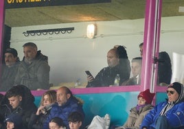 Lovato mirando el móvil en uno de los palcos privados del estadio Helmántico.