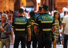 Dos agentes de la Policía Local patrullan por el centro de Salamanca en un día de concierto.