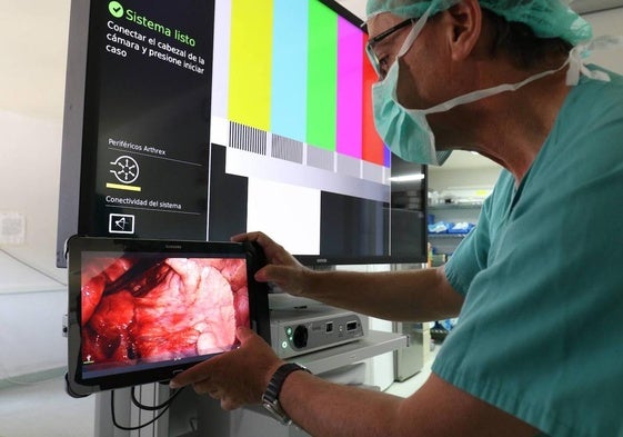 Un profesional del Hospital de Salamanca, durante una cirugía de pulmón.