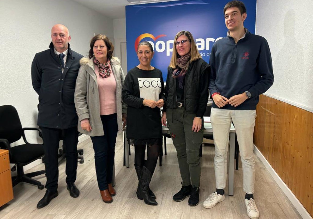 Eva López, en el centro, junto a sus compañeros concejales del PP en Peñaranda.