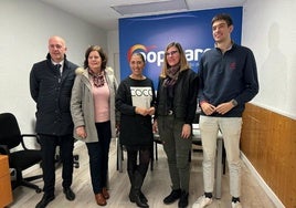 Eva López, en el centro, junto a sus compañeros concejales del PP en Peñaranda.